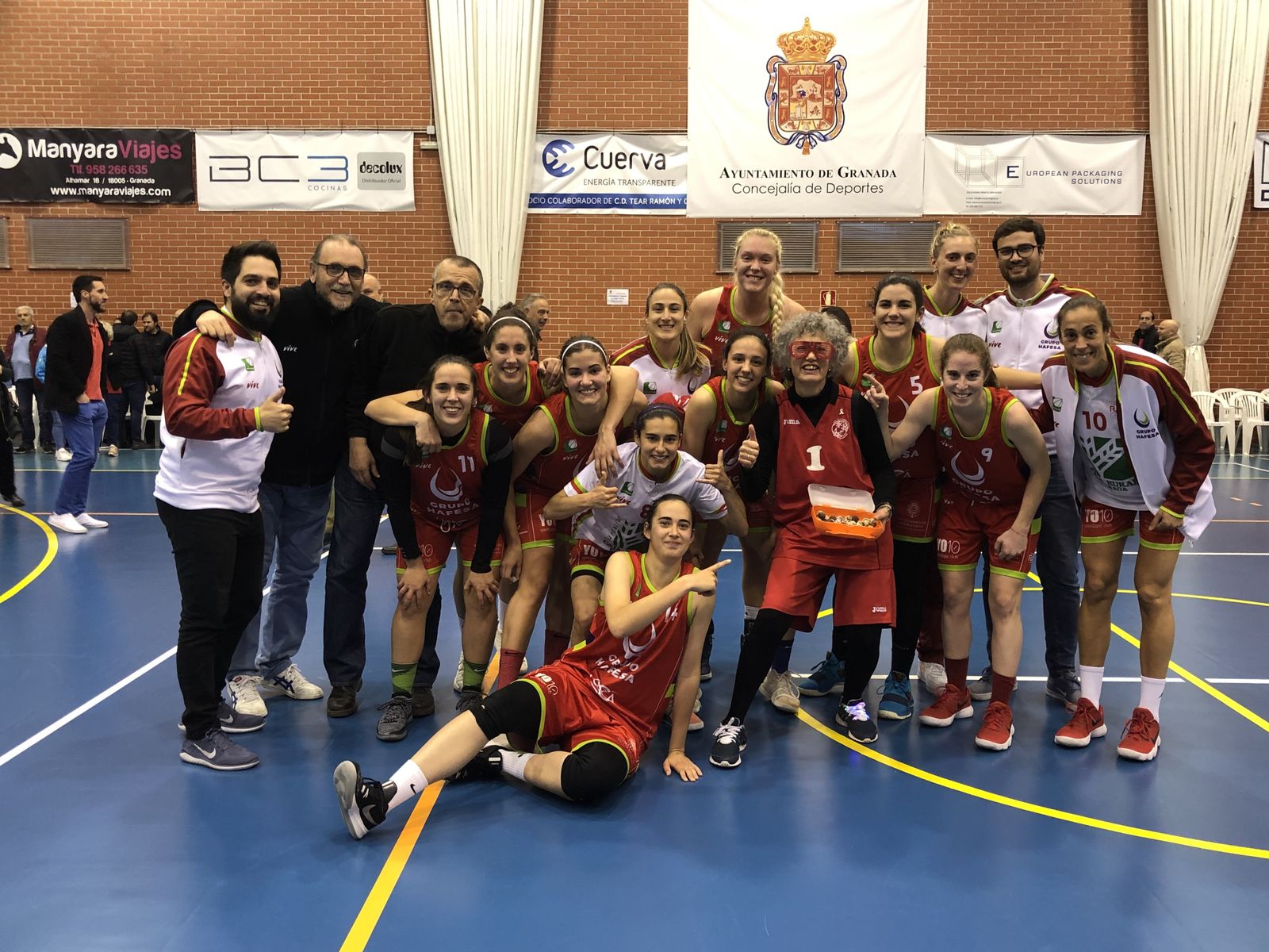 El equipo granadino celebra la permanencia tras el partido