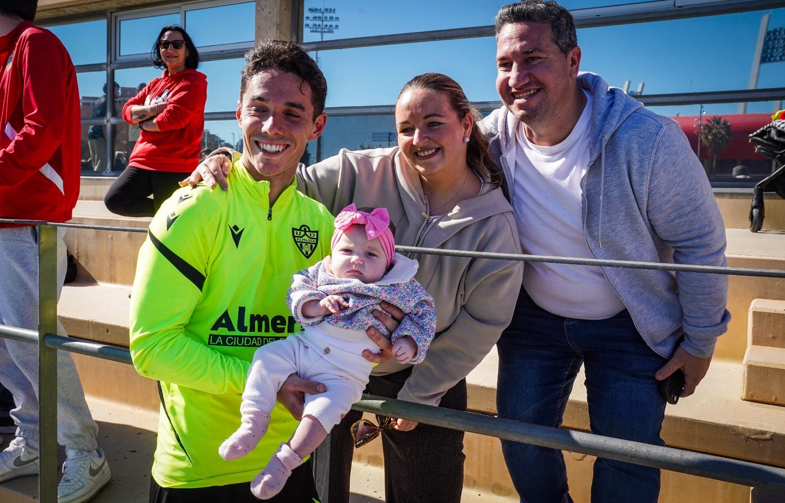 Sergio Arribas sostiene un bebé en brazos