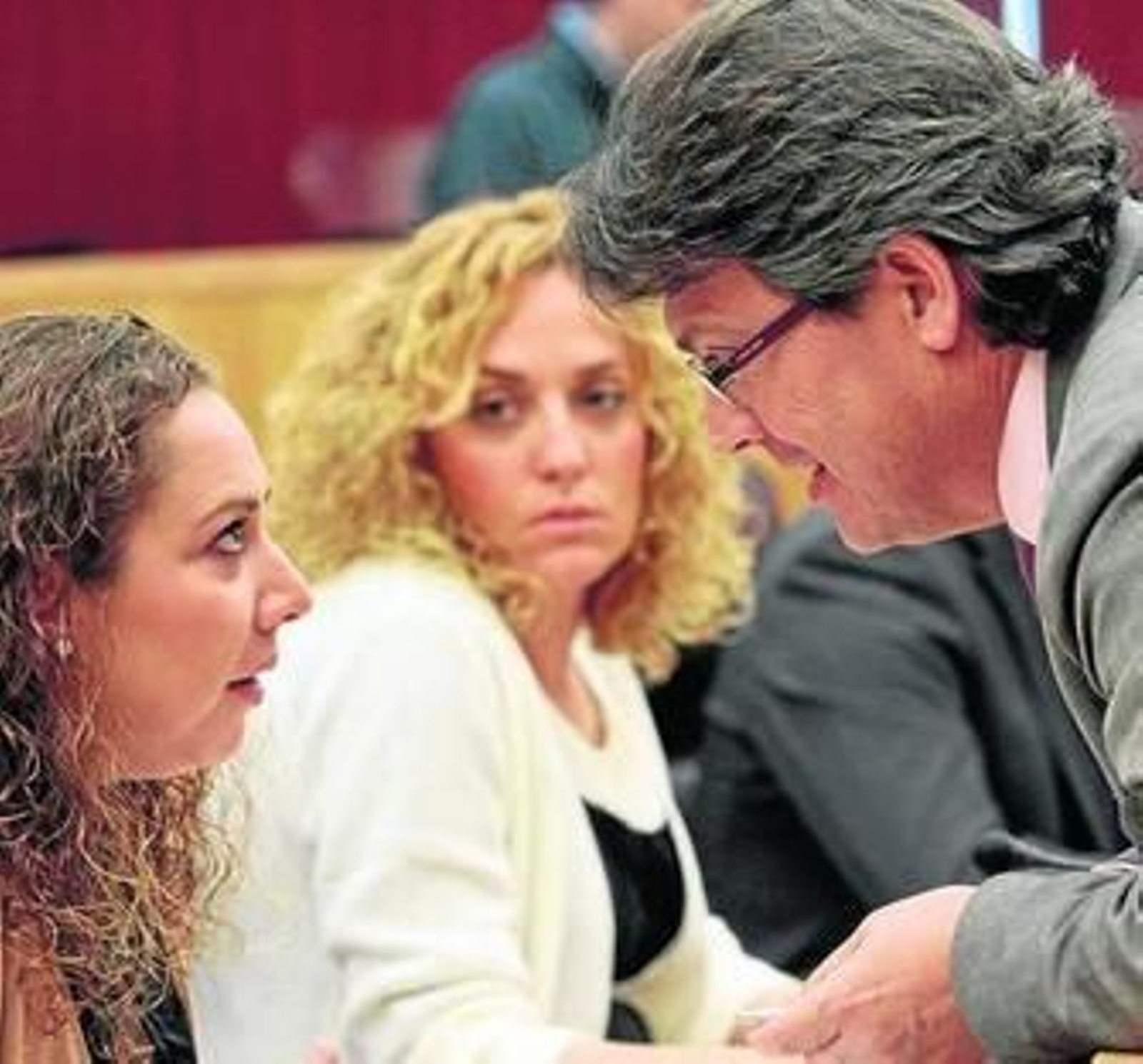 José Torrente (d.), durante un pleno de la Diputación.