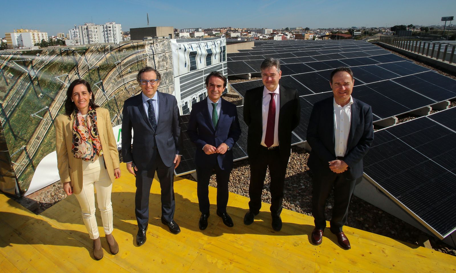 El viceconsejero de Fomento, Articulación del Territorio y Vivienda, Mario Muñoz-Atanet, ha visitado hoy las instalaciones fotovoltaicas en los Talleres y Cocheras .