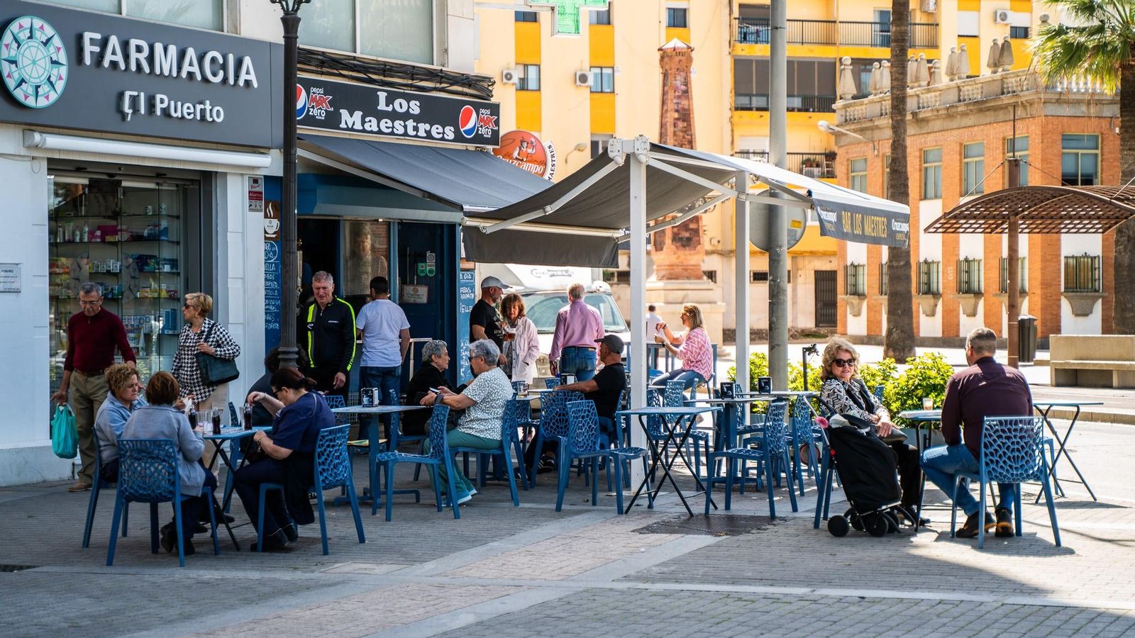 Una terraza de Huelva a rebosar de gente.