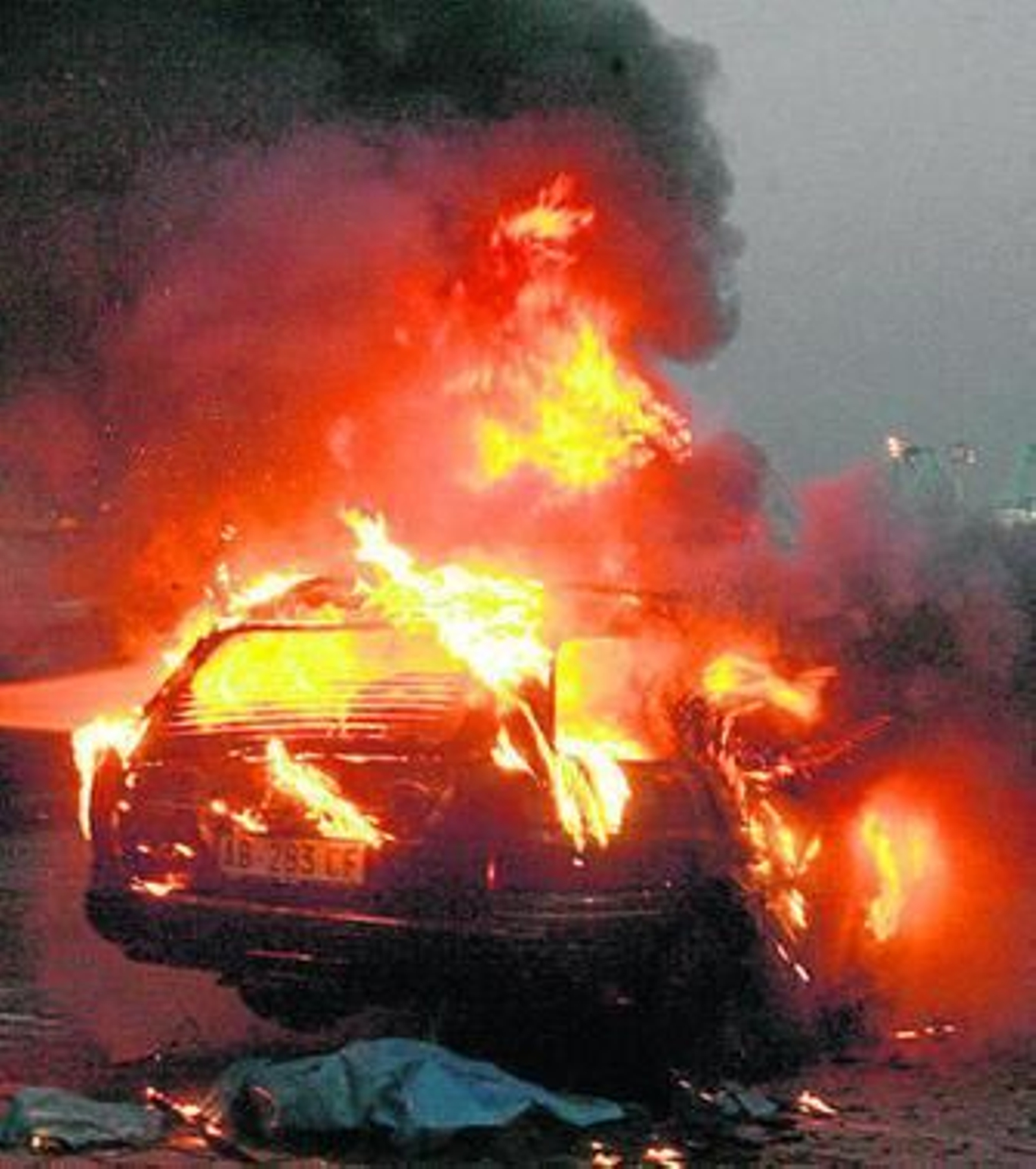 Imagen del coche ardiendo en el aparcamiento del Llano.