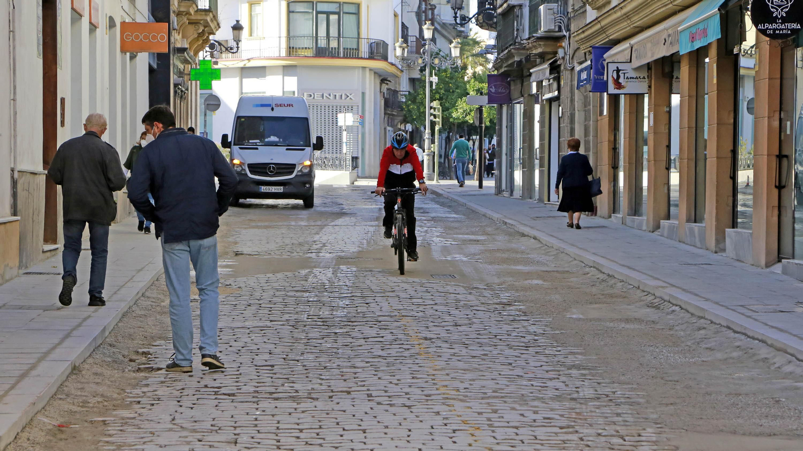 La plaza Esteve recupera la normalidad y a los autobuses