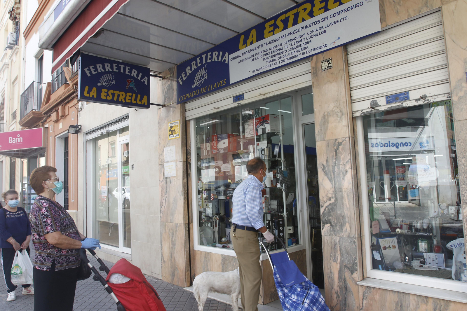Cola en una ferretería de Ciudad Jardín.