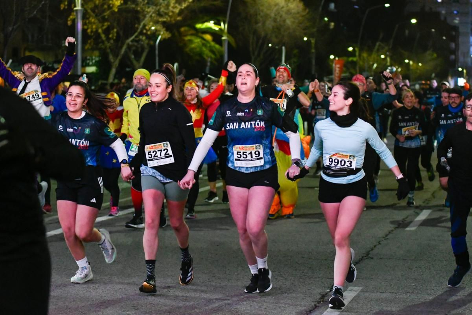 En imágenes: búscate en tu llegada a meta de la Carrera de San Antón 2025 (12)