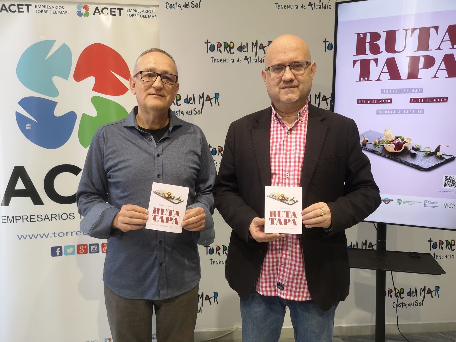 El teniente alcalde de Torre del Mar junto al vocal de la Acet presentando la Ruta de la Tapa