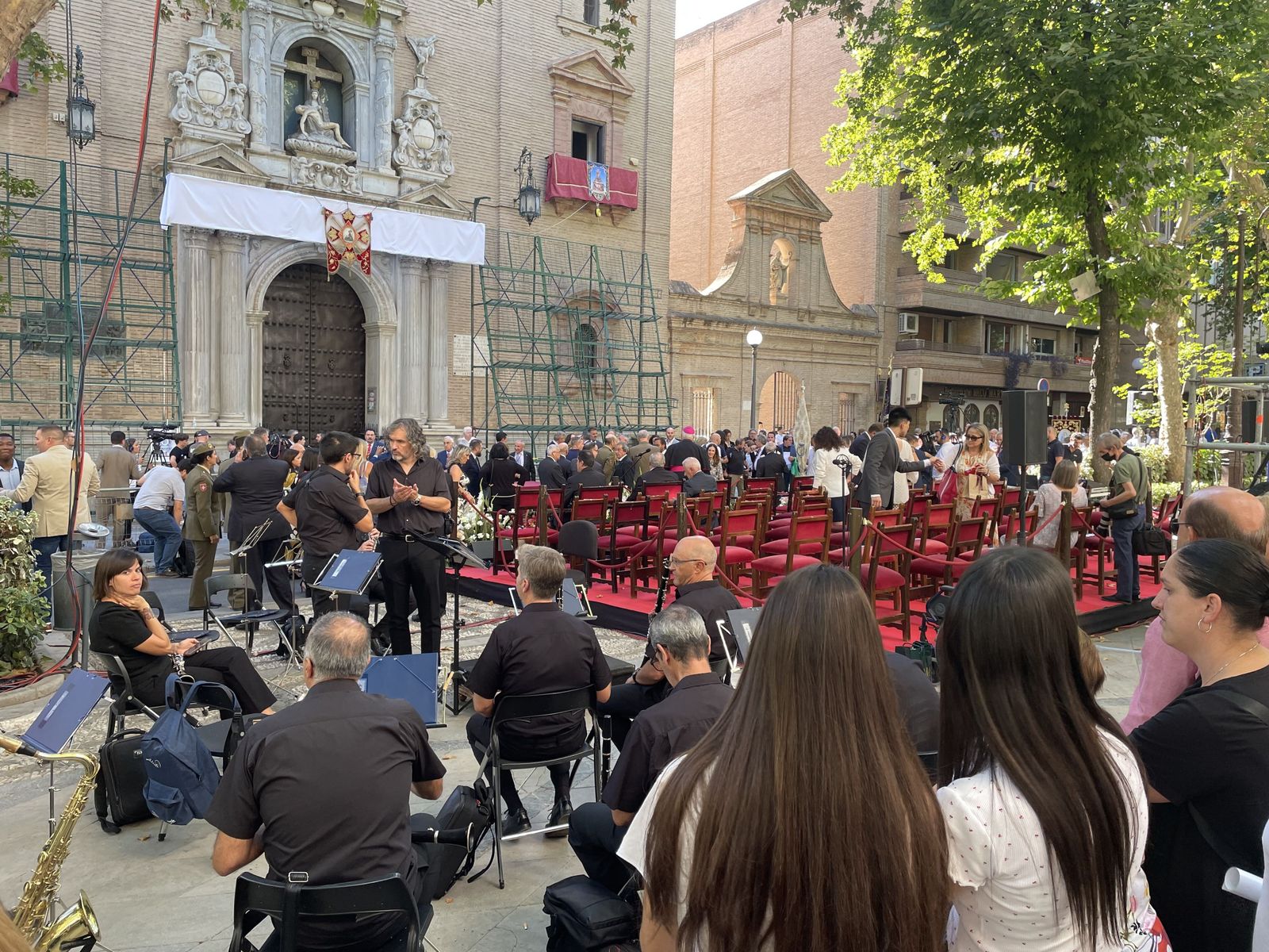 Así estaba el ambiente en la ofrenda floral a la Virgen de las Angustias