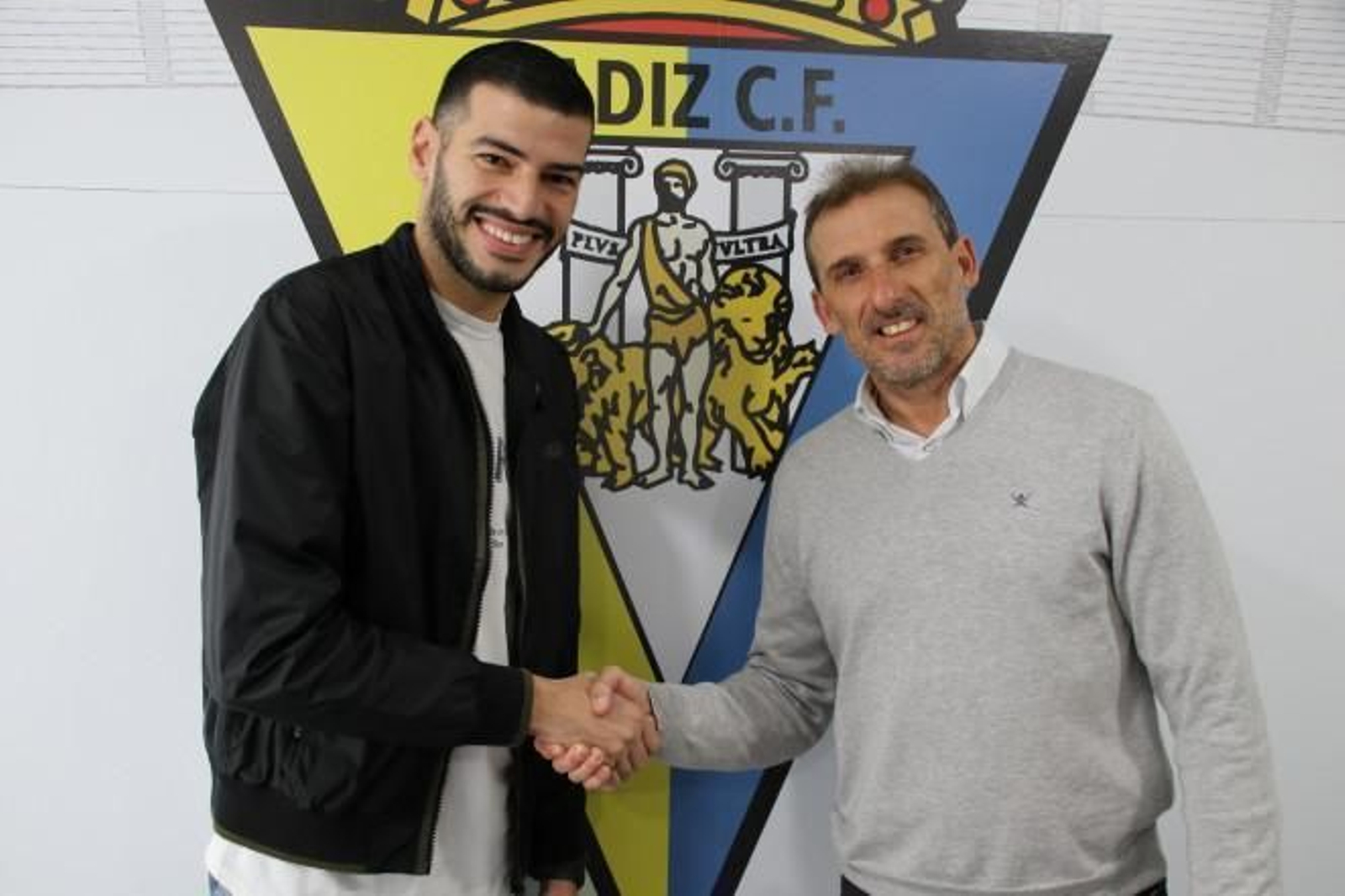 Javi Álamo (i) saluda a Óscar Arias el día que empezó a entrenar.