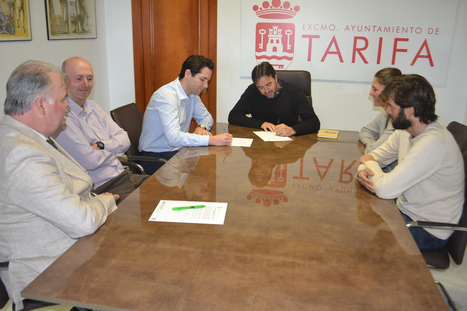 José María Almenara Ruiz y Francisco Ruiz, alcalde de Tarifa, firman el acta de cambio de destino del funcionario.