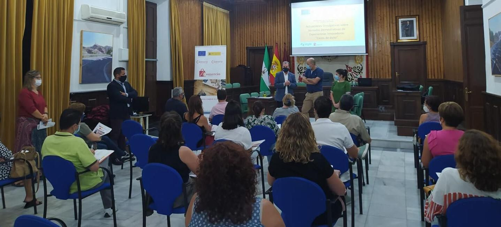 Alcalde y concejal en una jornada de participación con empresarios.