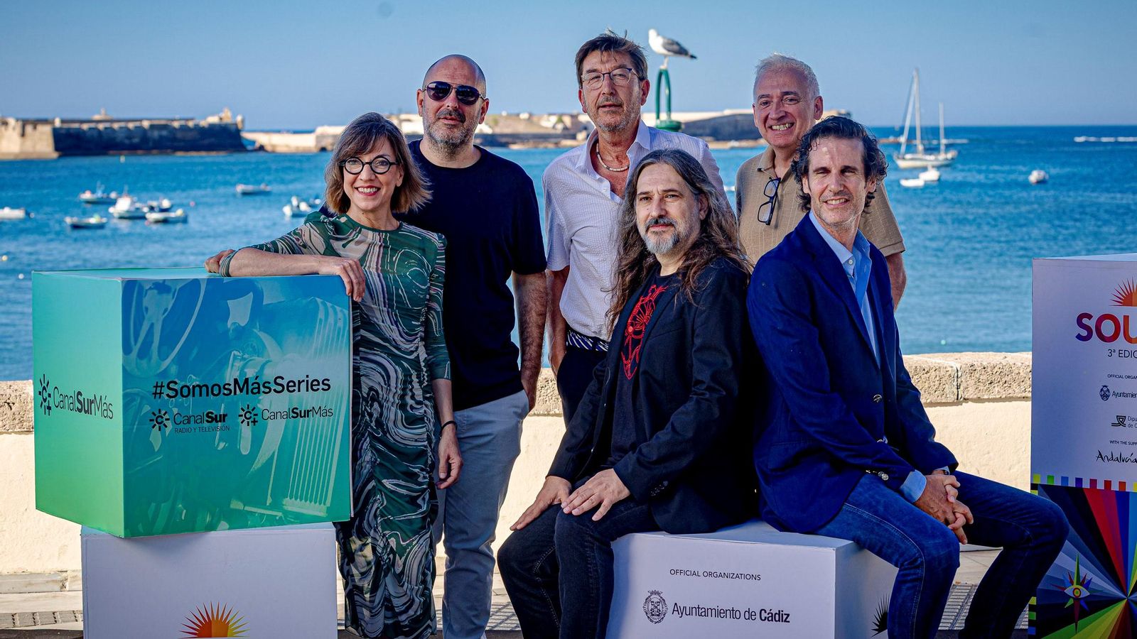 El equipo de la serie ‘Los Chorys’, en el photocall de la playa de La Caleta.