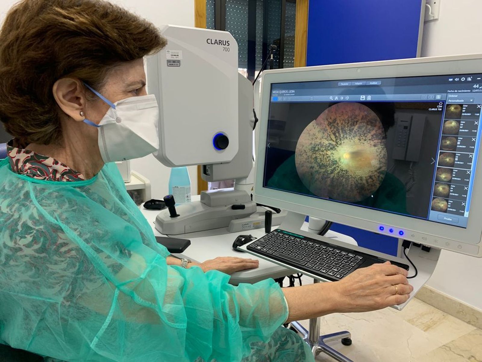 La doctora Morillo observa una imagen de retinosis pigmentaria.