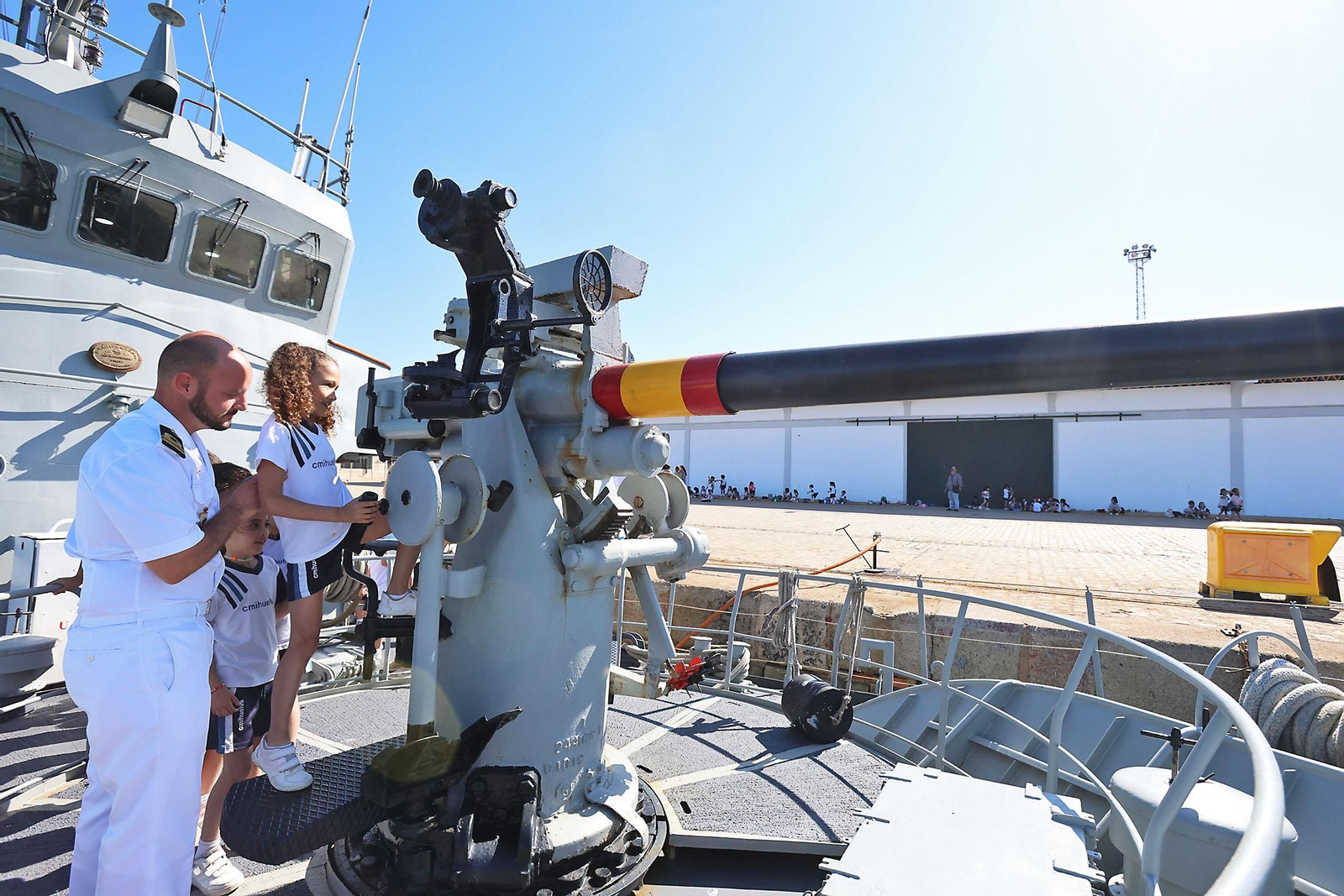 Imágenes de las visitas al patrullero de la Armada Española Medas p-26