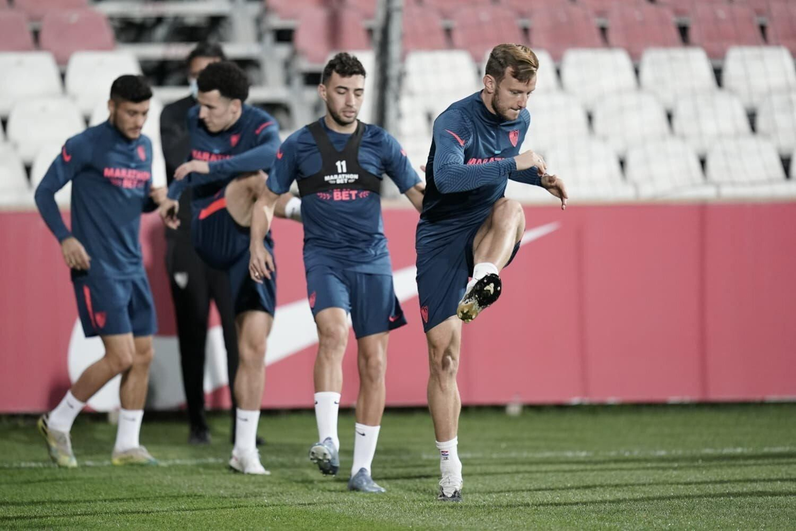 Óscar e Idrissi al fondo; en primer plano, Munir y Rakitic, en la sesión de este miércoles.