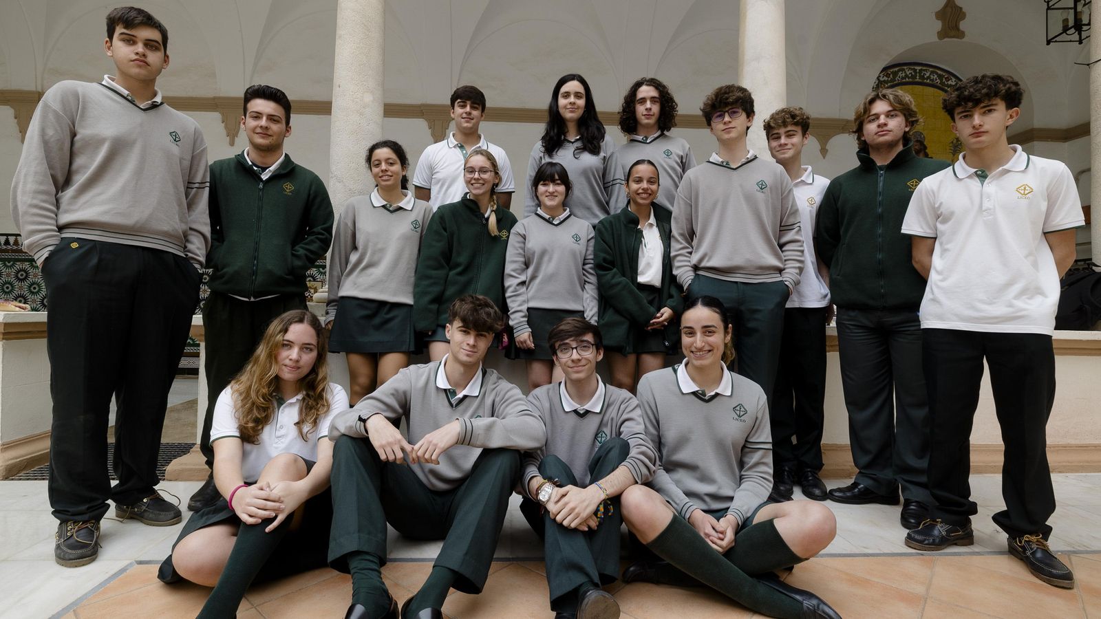 Los equipos de debate del Liceo, en una foto de grupo. Los equipos de debate del Liceo, en una foto de grupo.