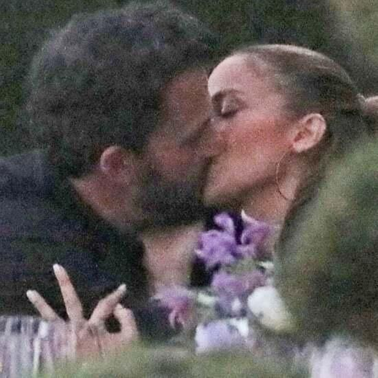 Jennifer y Affleck se besan apasionadamente a finales de junio.