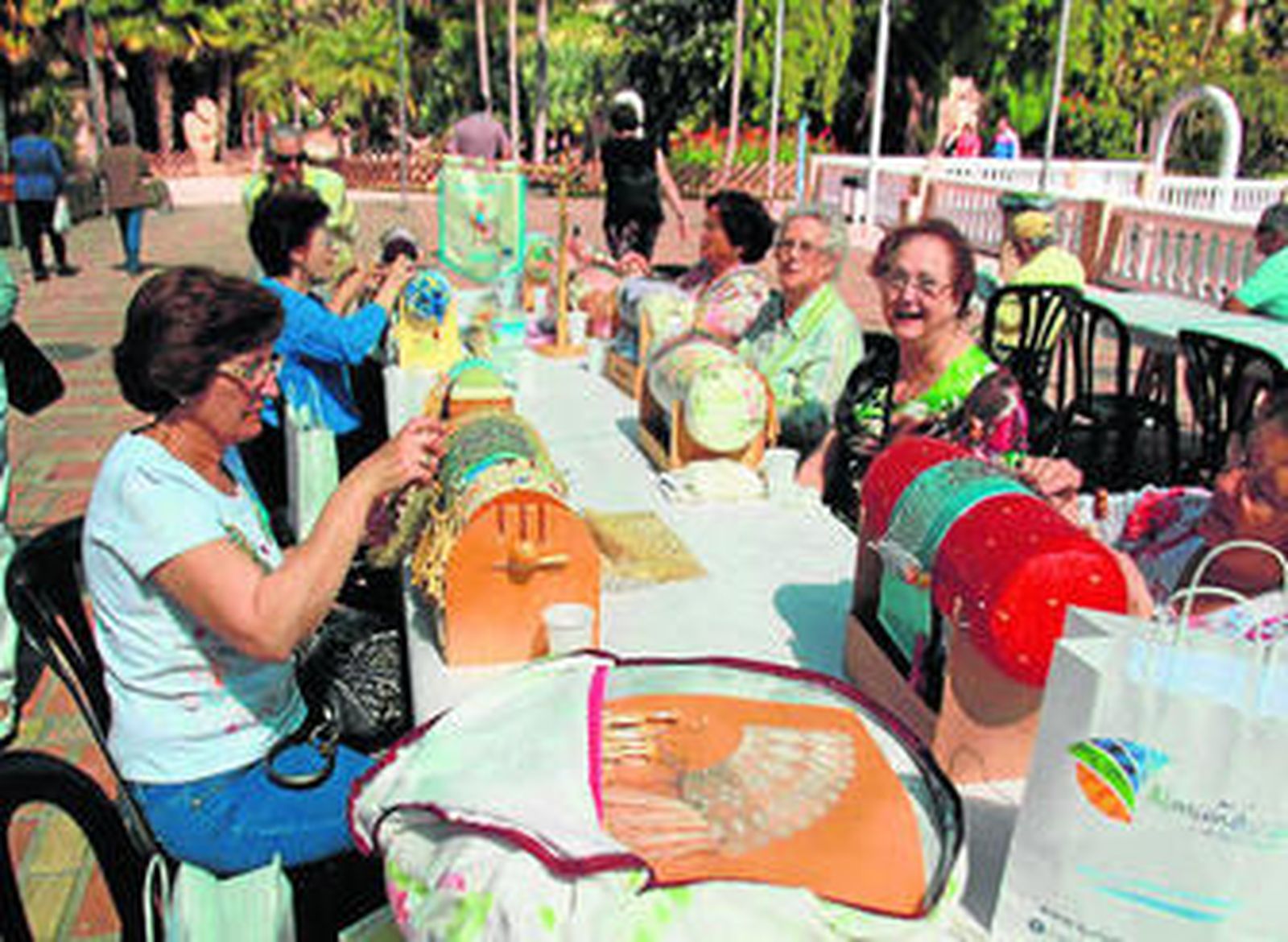 Los asistentes tuvieron la oportunidad de contemplar la realización de prendas a través de la técnica del bolillo.