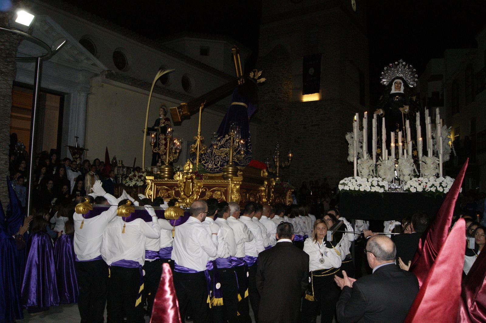 Encuentro de las imágenes en la plaza de la iglesia.