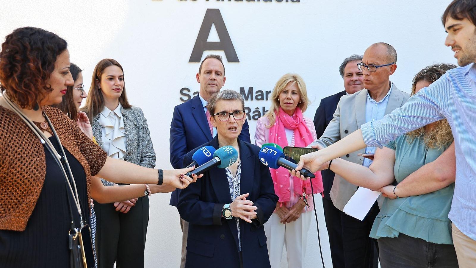 María de la O Barroso, atendiendo a los medios de comunicación antes de la presentación de los cursos de verano.