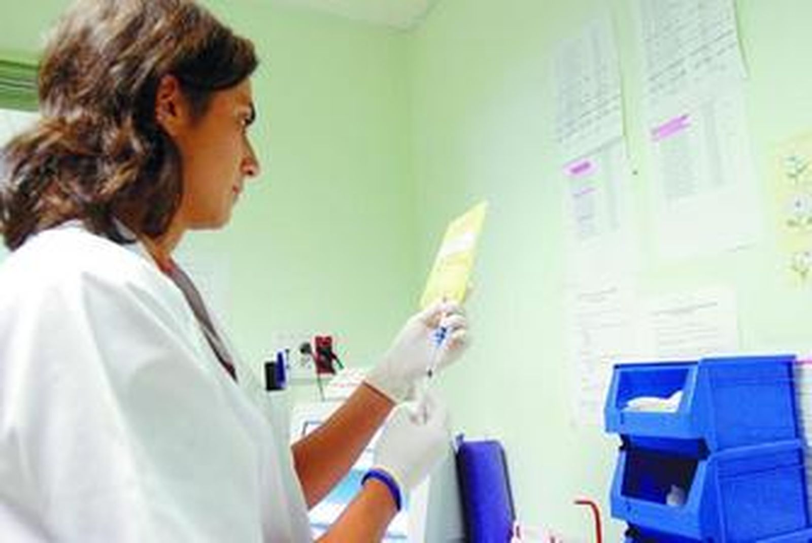 Profesional del Pepsa preparando una dosis.