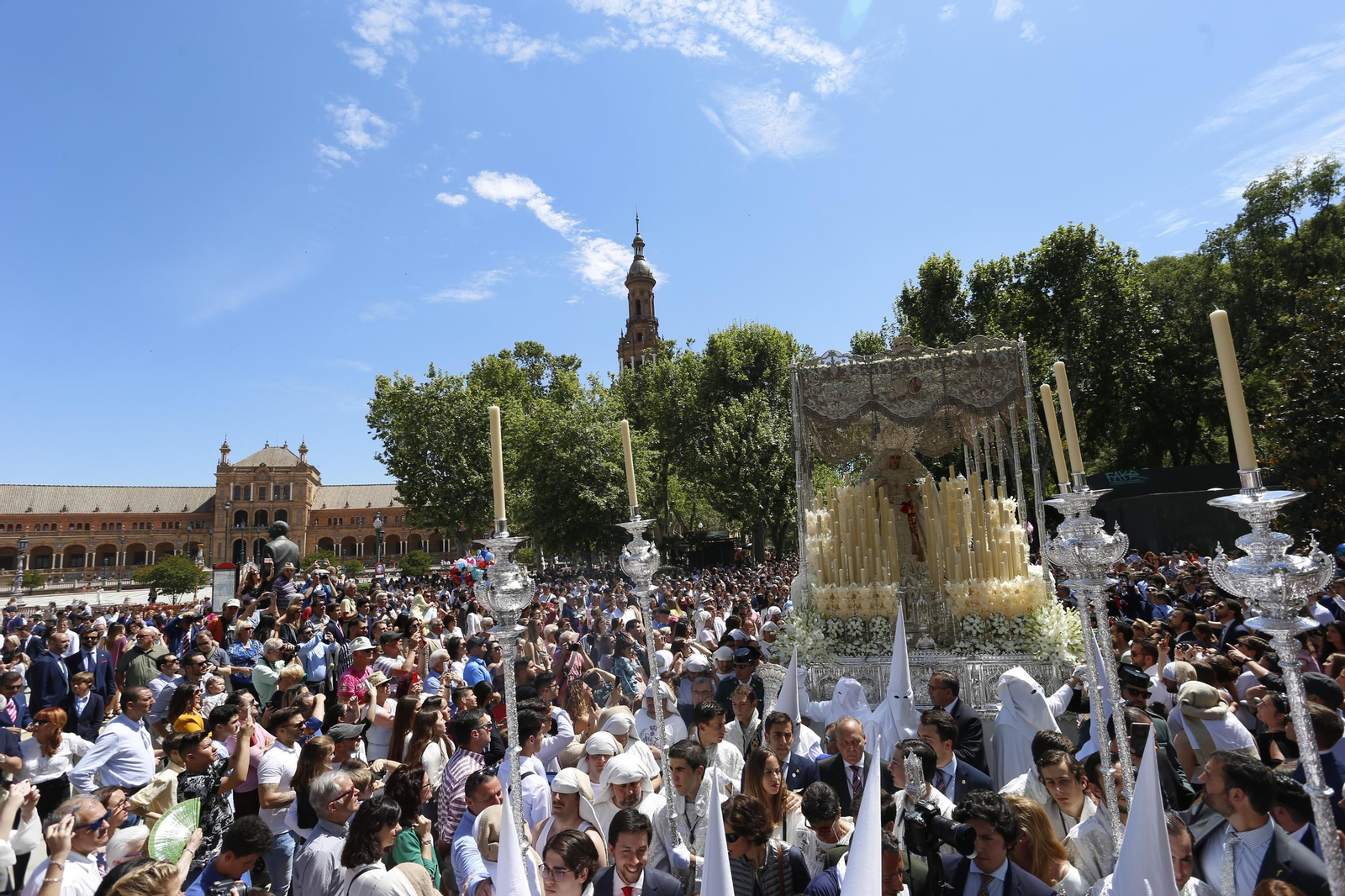 La Virgen de la Paz por la Plaza de España el Domingo de Ramos de 2019.