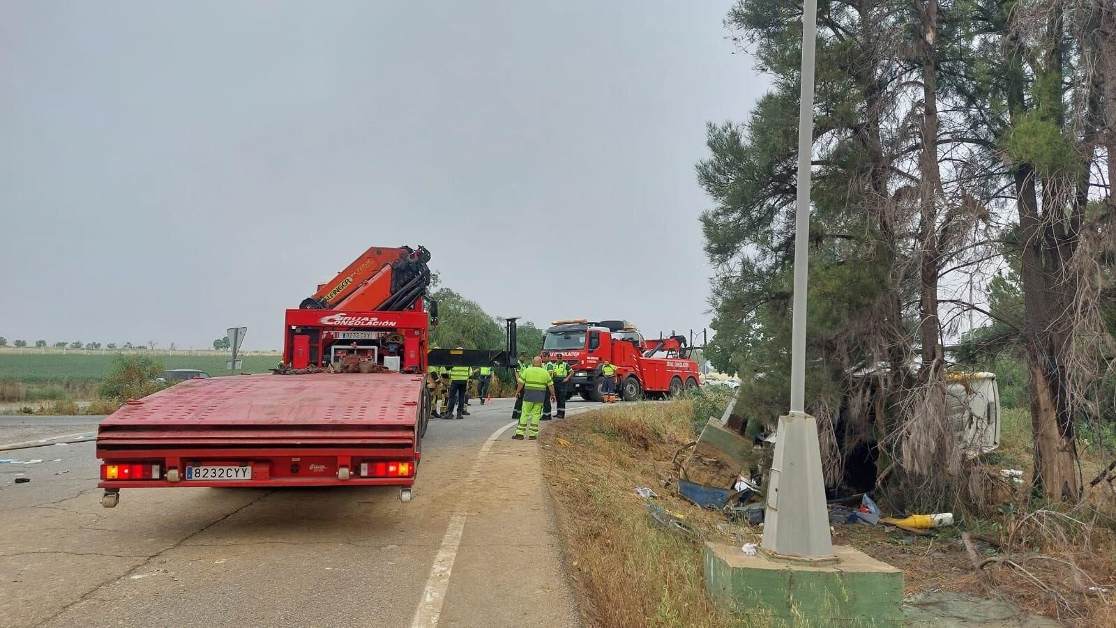 Imágenes del accidente de autobús en Almonte en el que ha muerto una temporera