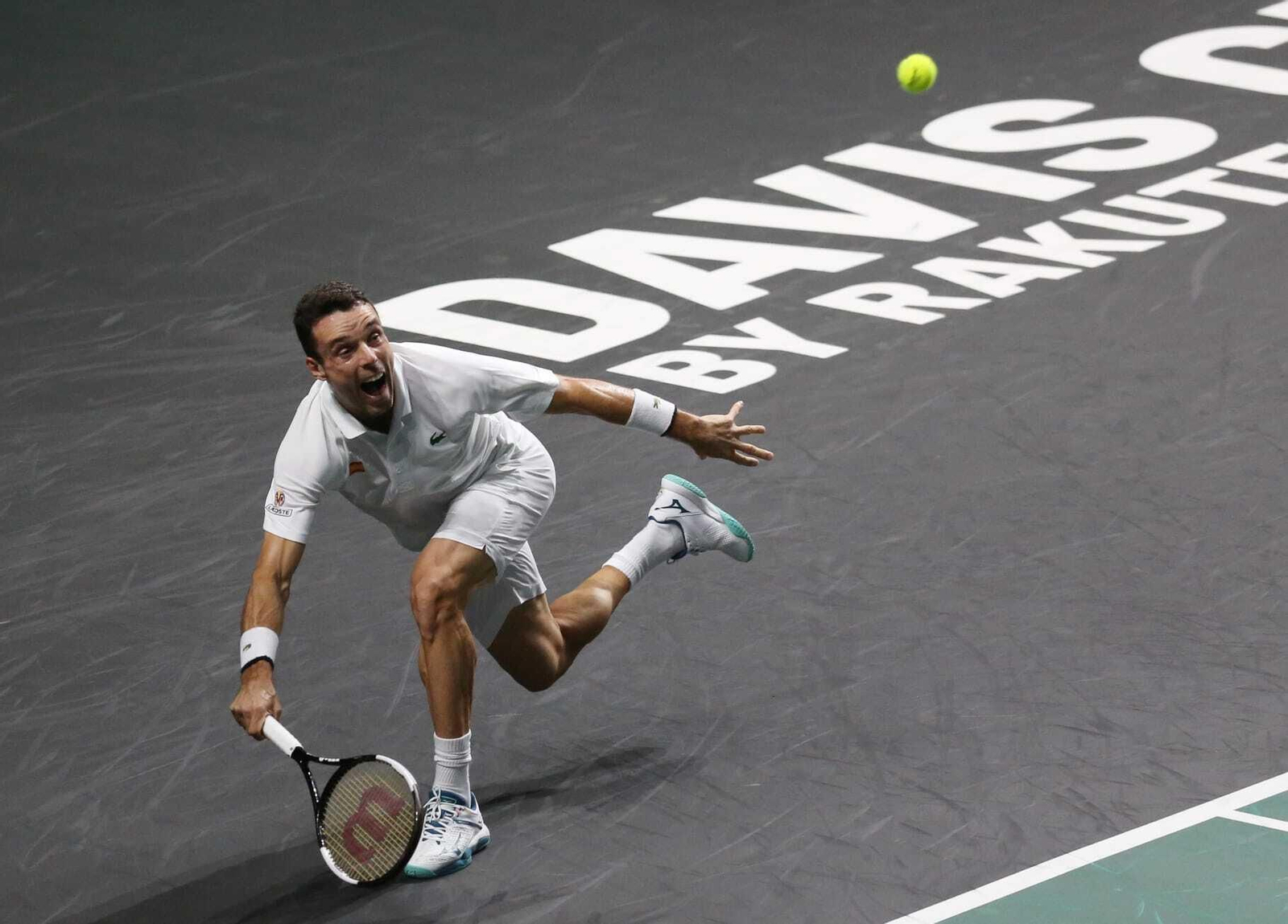 Bautista devuelve una pelota.