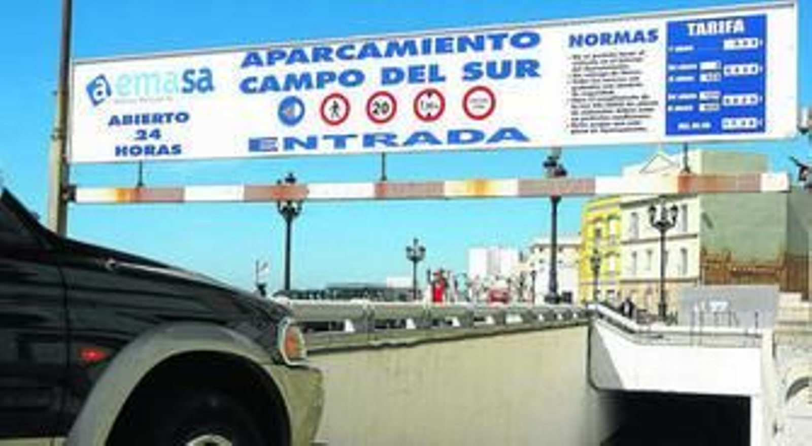 Acceso al subterráneo del Campo del Sur, propiedad del Ayuntamiento.