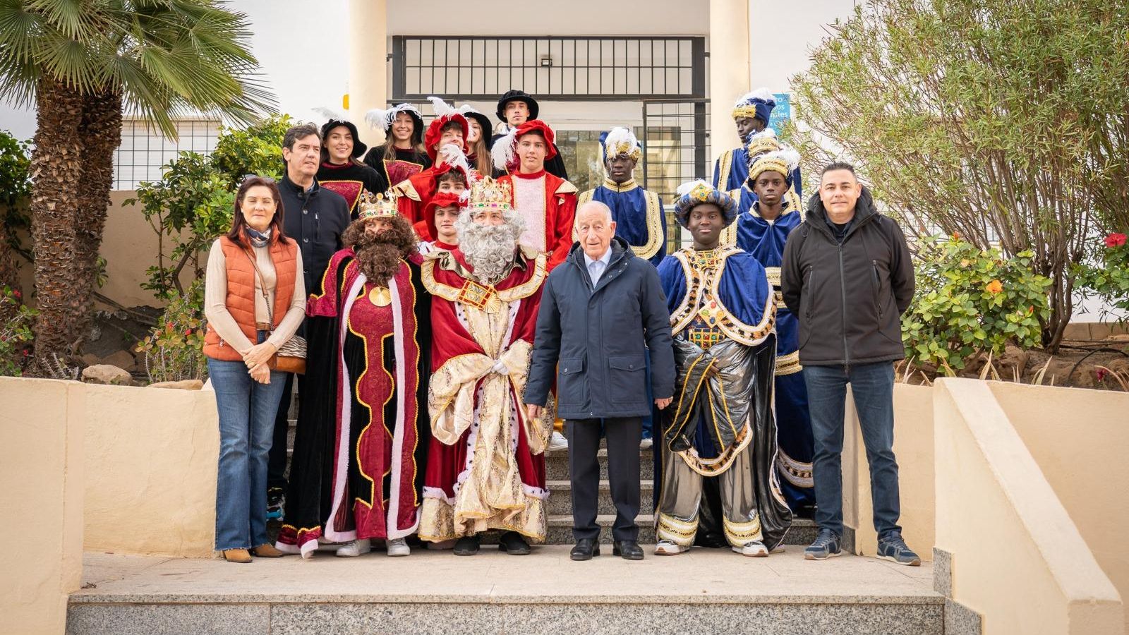 Los Reyes Magos posan con Gabriel Amat, alcalde de Roquetas de Mar.
