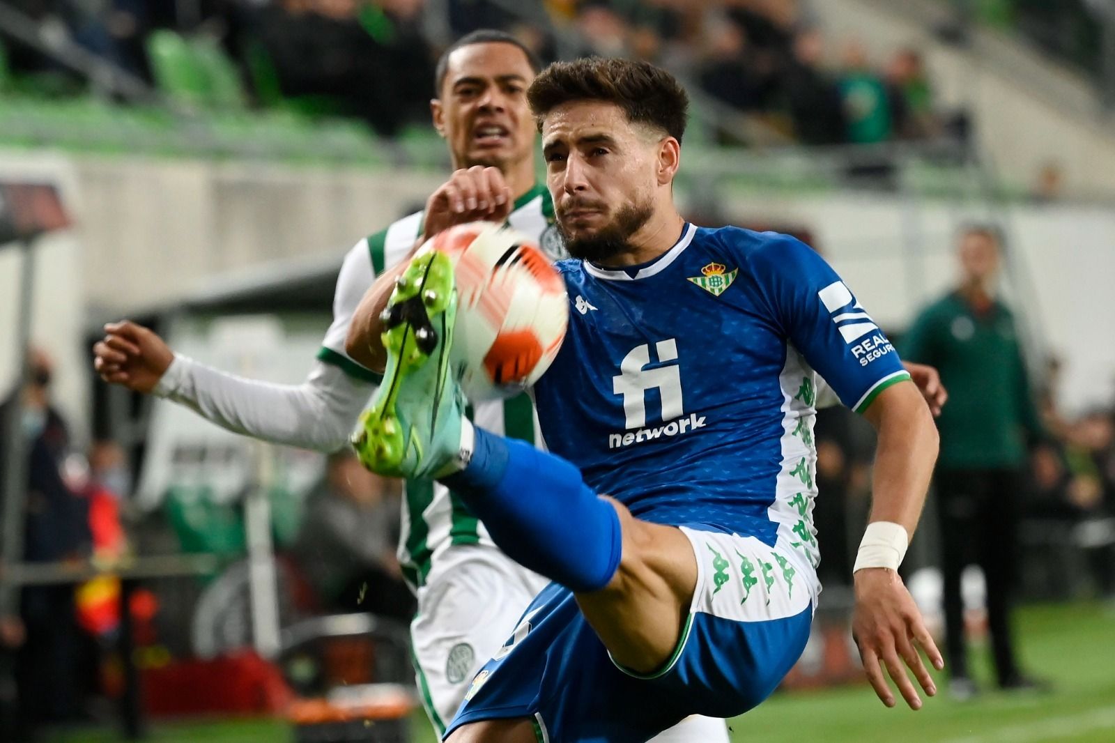 Álex Moreno despeja con el lateral Wingo al fondo.