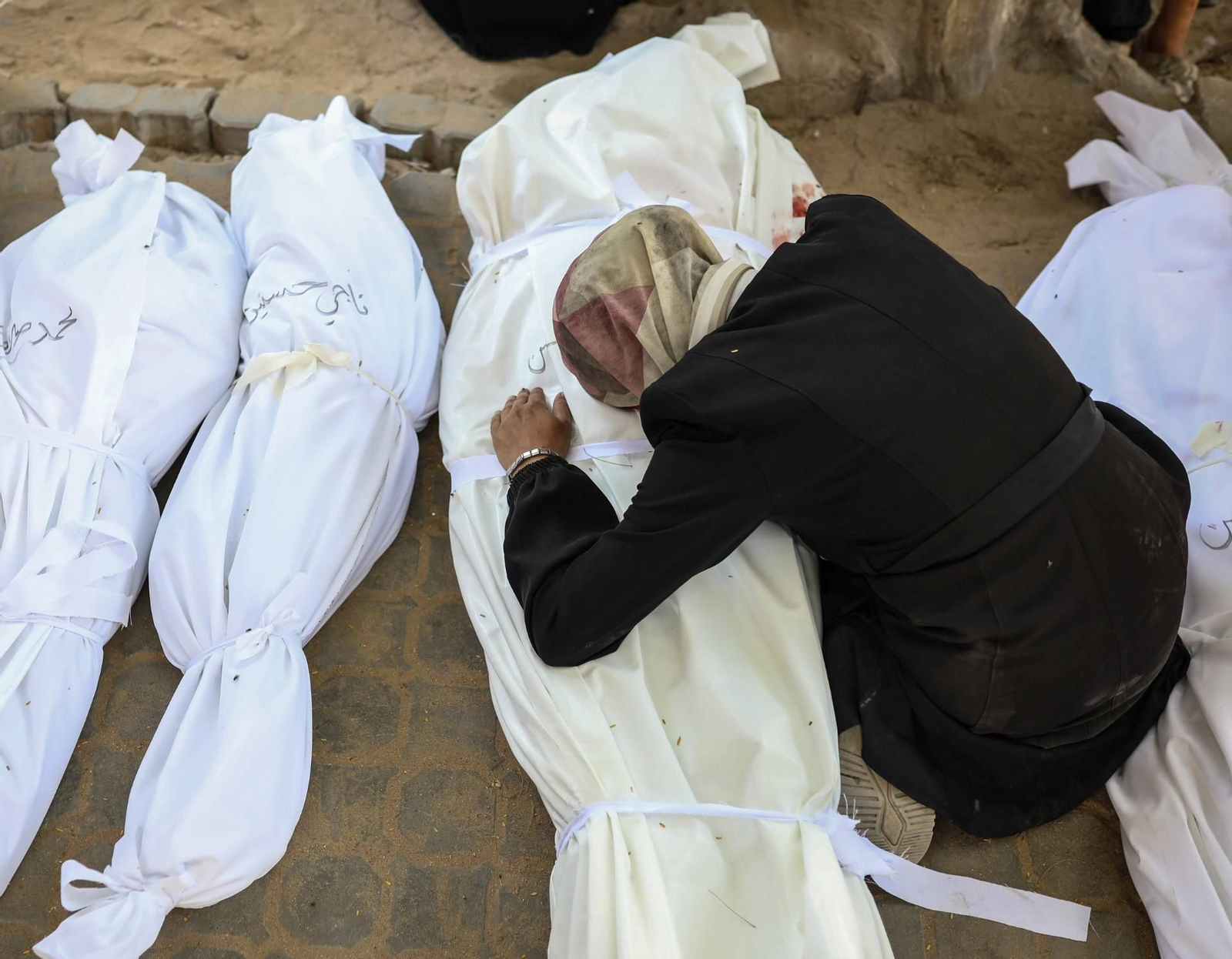 Una persona llora sobre víctimas de bombardeos en Gaza