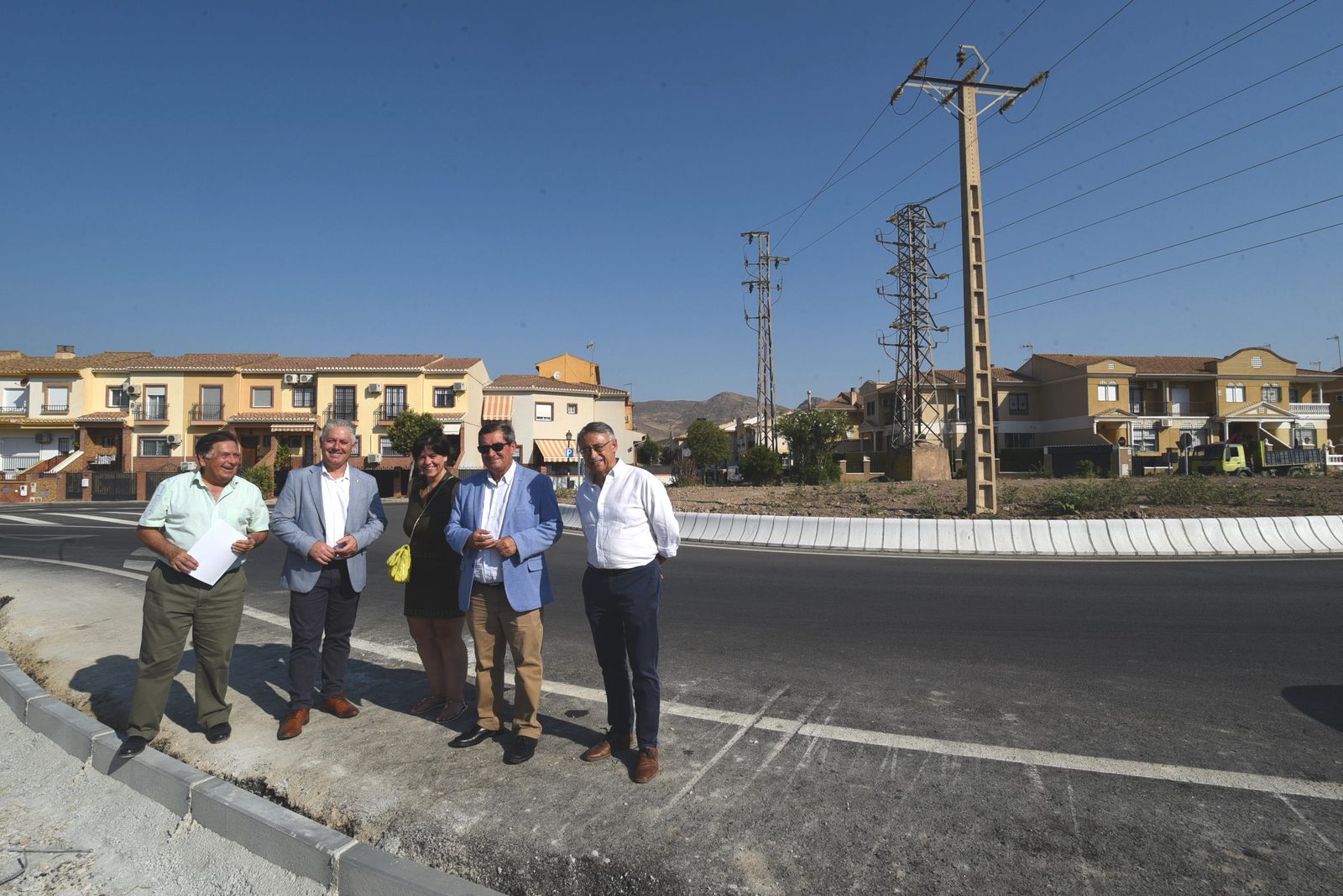 Imagen de las autoridades comprobando el estado final en las carreteras intervenidas