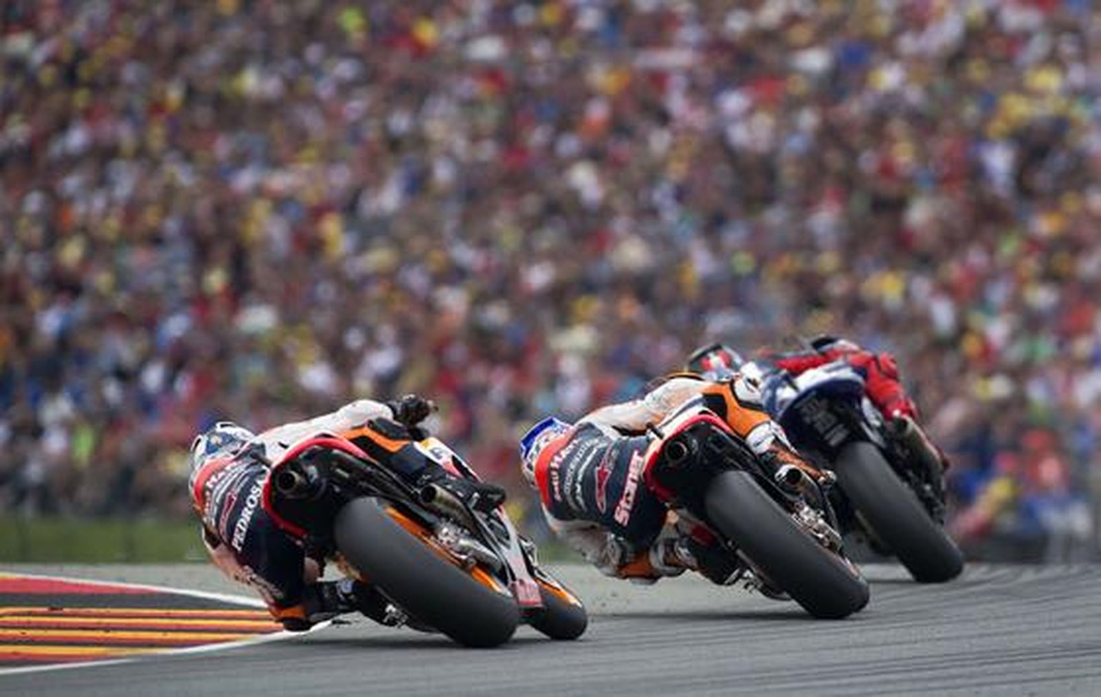 Una vista trasera de la cabeza de carrera en el momento en que Lorenzo lideraba la prueba. / AFP
