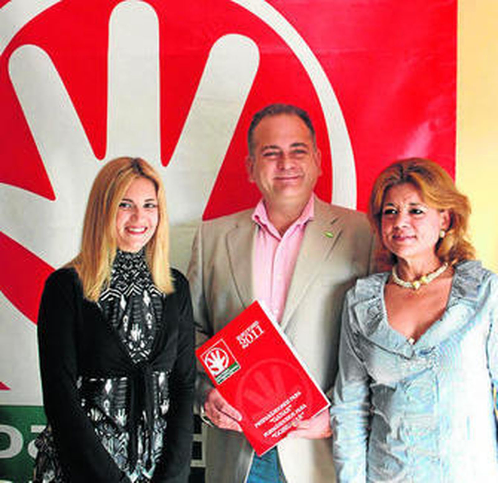 Bollero, entre María José Cobos y Lola de Toro, en la sede del PA.