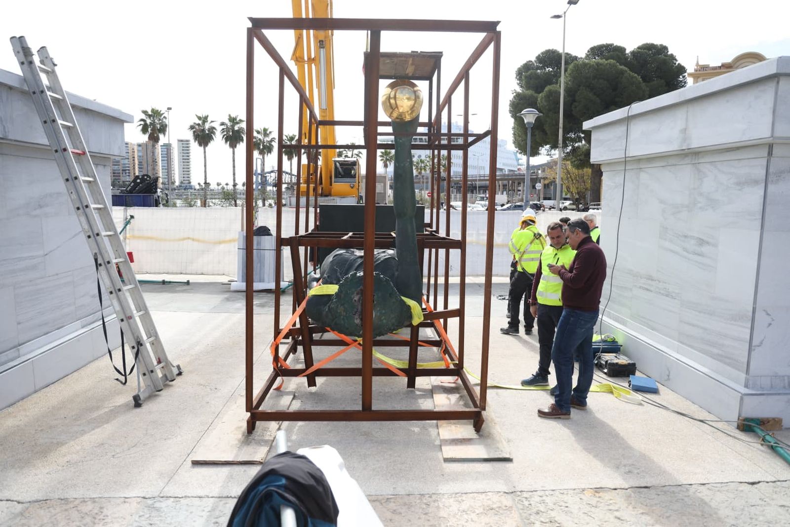 El montaje de las dos esculturas de Neptuno y Venus, en fotos