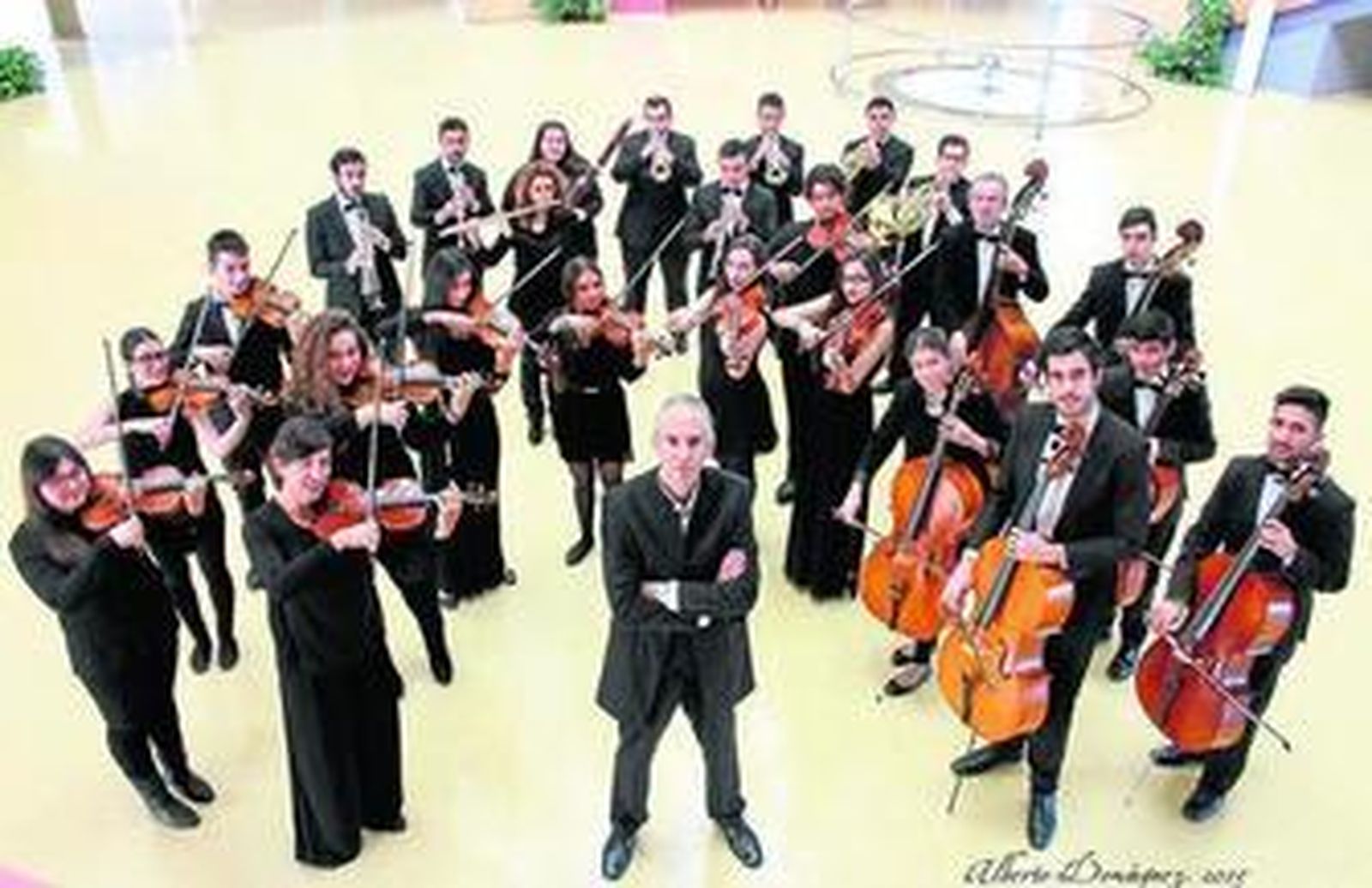 La agrupación musical con su director, Jesús Becerra, al frente de la misma.