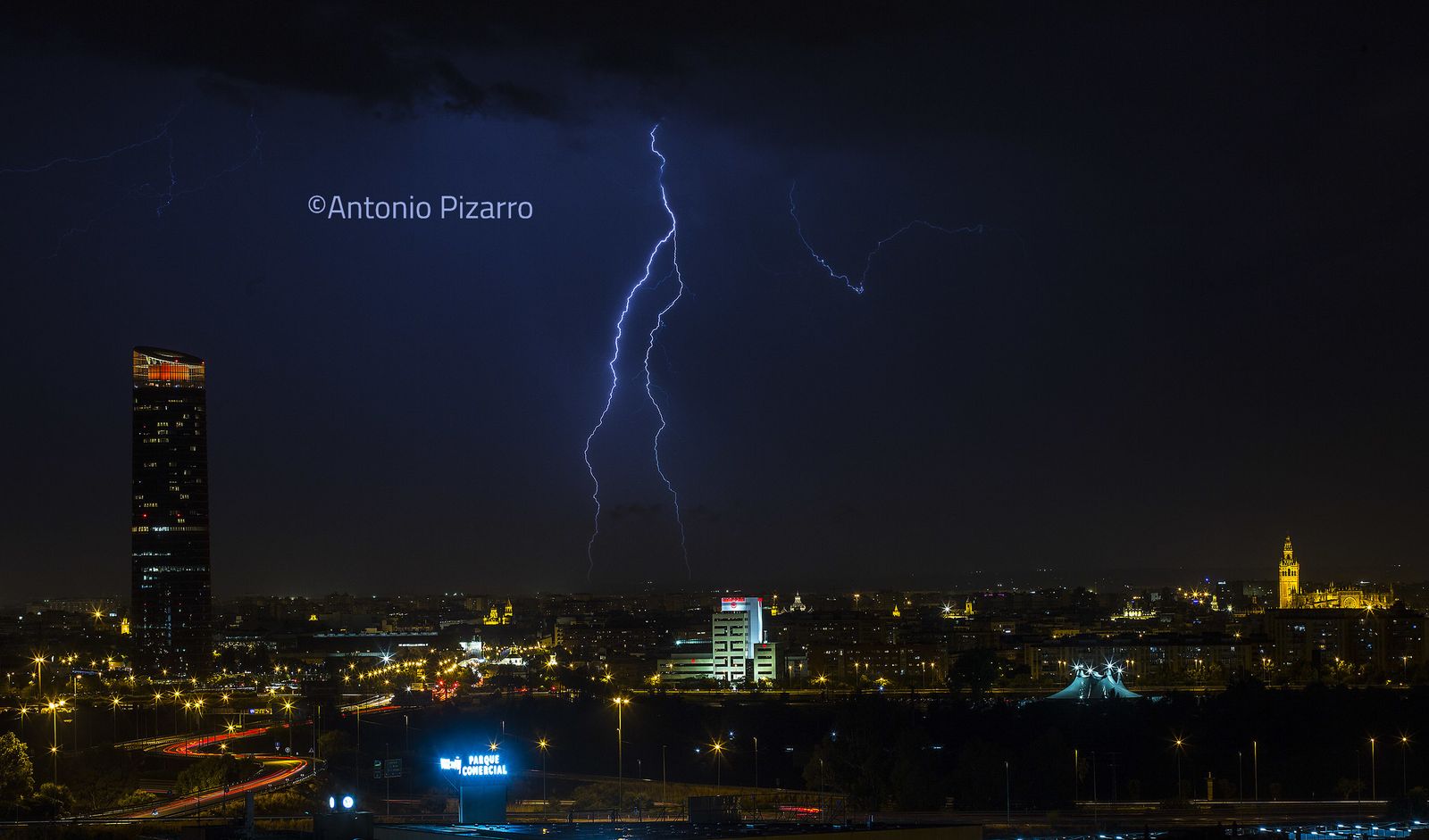 Rayos sobre la ciudad durante la noche.