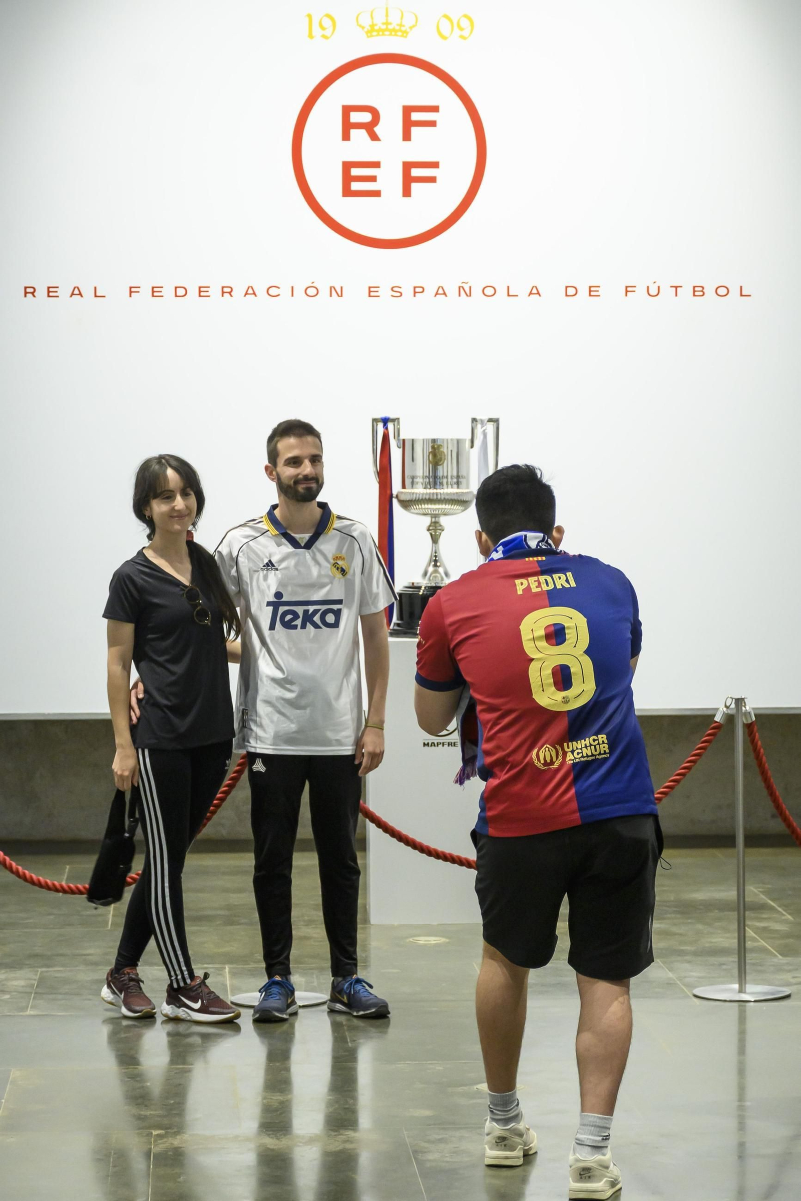 Los aficionados del Real Madrid y el FC Barcelona toman las calles del centro de Sevilla