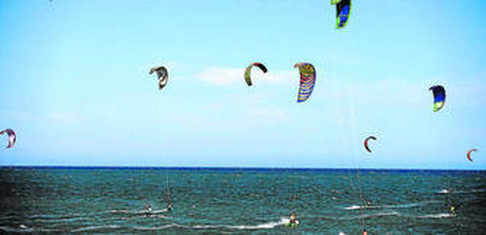 Aficionados al kitesurf, la semana pasada.