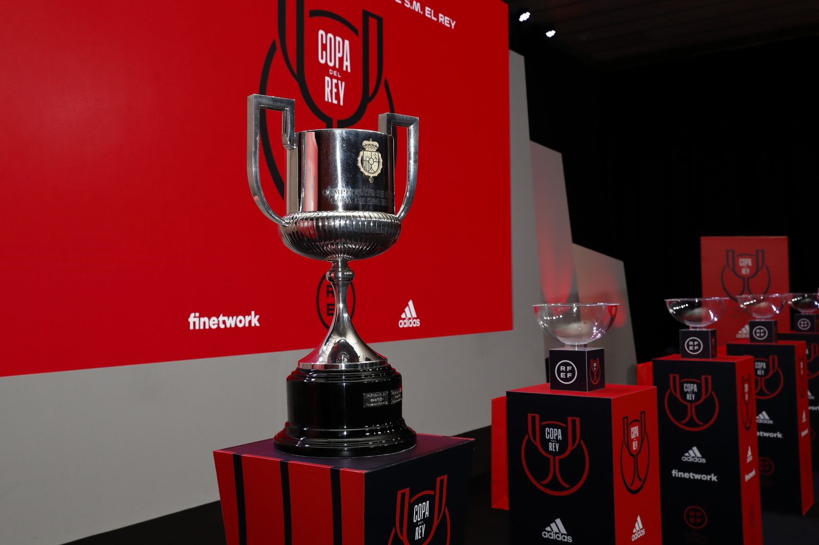 Imagen del trofeo de la Copa durante el sorteo en la sede federativa.