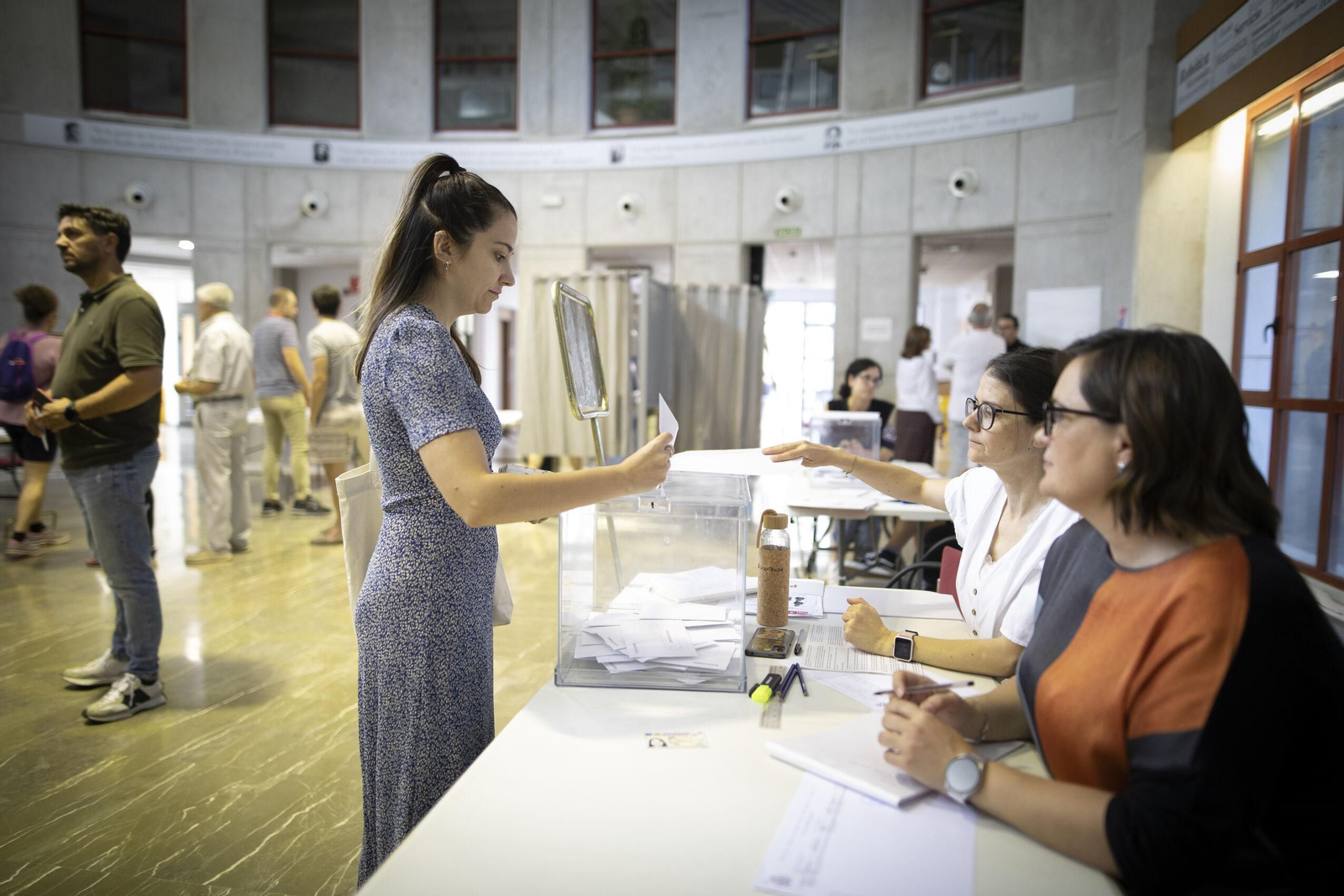 Una mujer vota en las elecciones europeas en un colegio de Granada. El PP logró el 38% de los votos frente al 32% del PSOE en la provincia