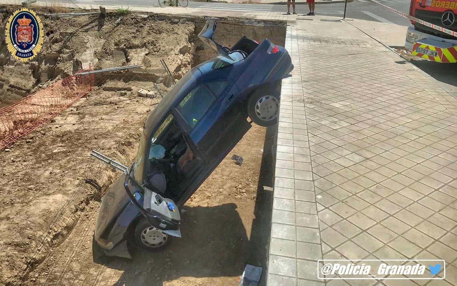 Imagen de la Policía Local del coche siniestrado en El Florío.