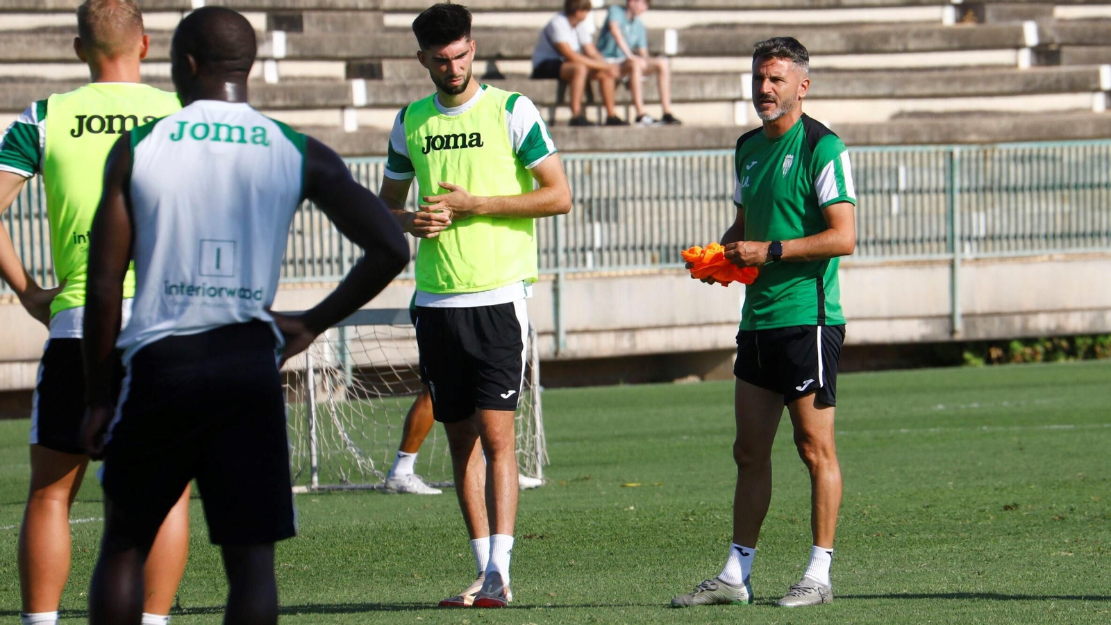 Iván Ania, entrenador del Córdoba CF, en un entrenamiento de su equipo.