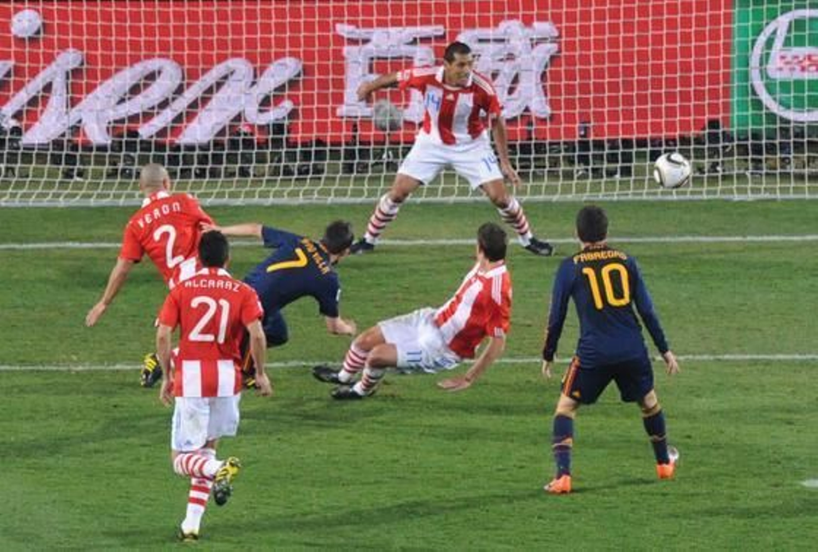 Villa dispara en el gol de España. / AFP