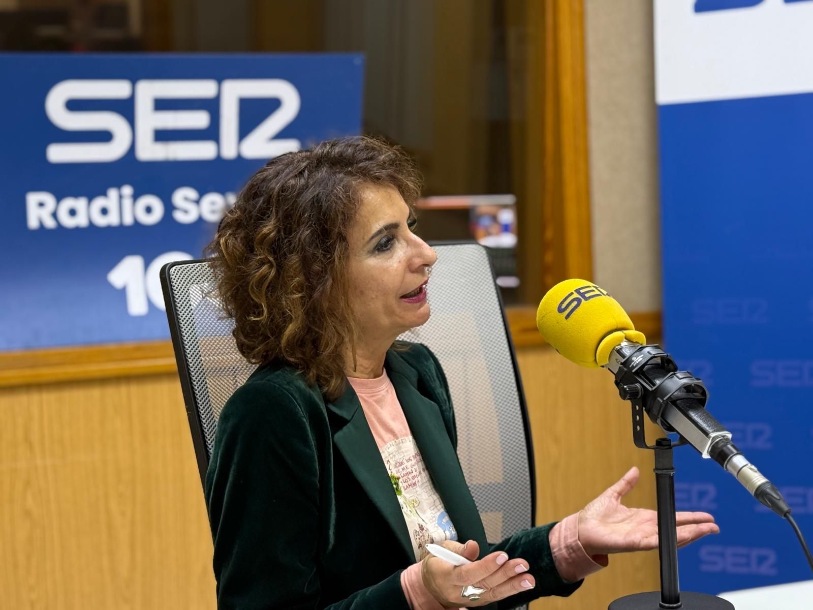 La vicepresidenta del Gobierno y líder del PSOE andaluz, María Jesús Montero, durante la entrevista en la Cadena SER.
