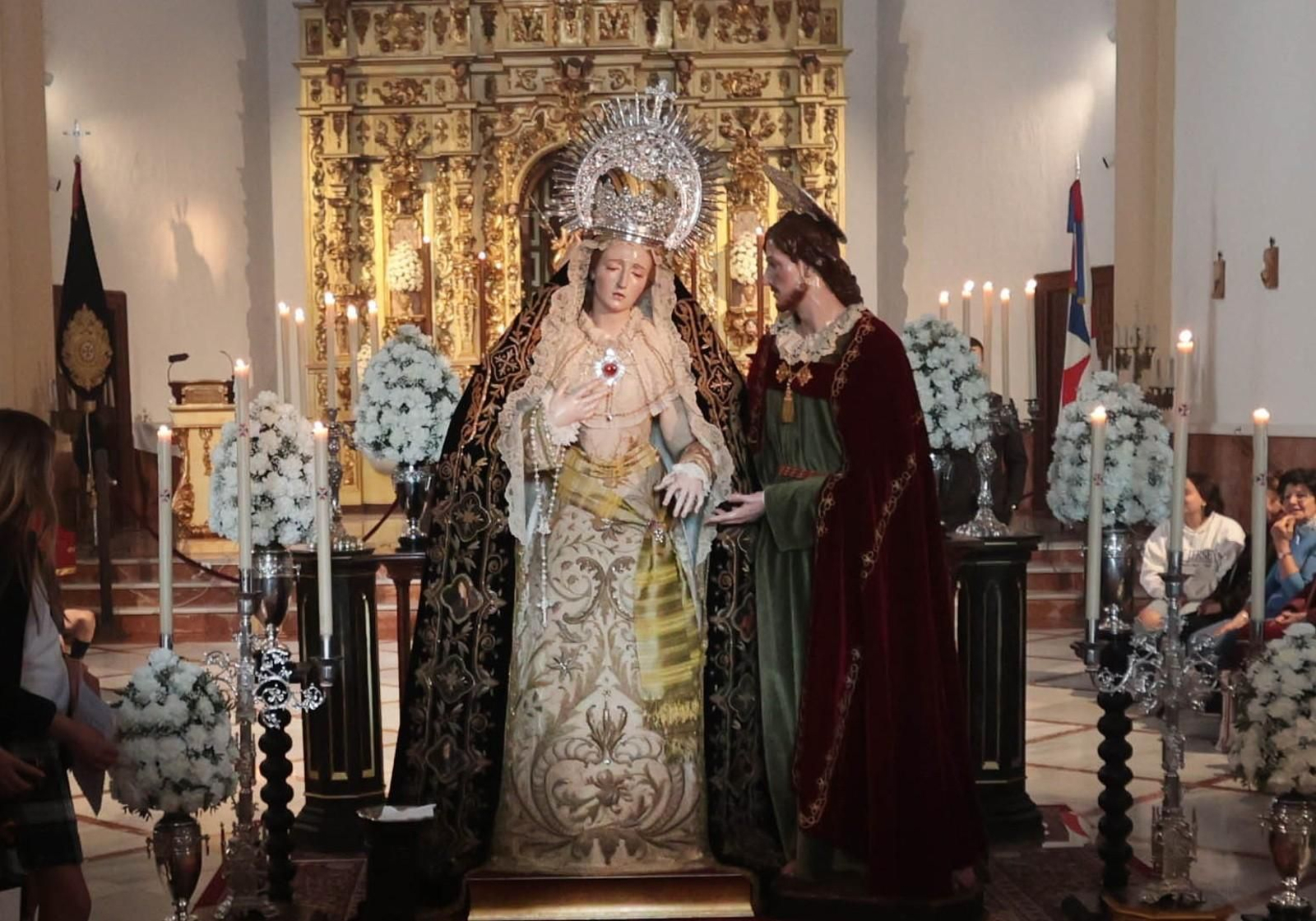 La imagen de María Santísima de la Trinidad junto a San Juan Evangelista durante un besamanos.