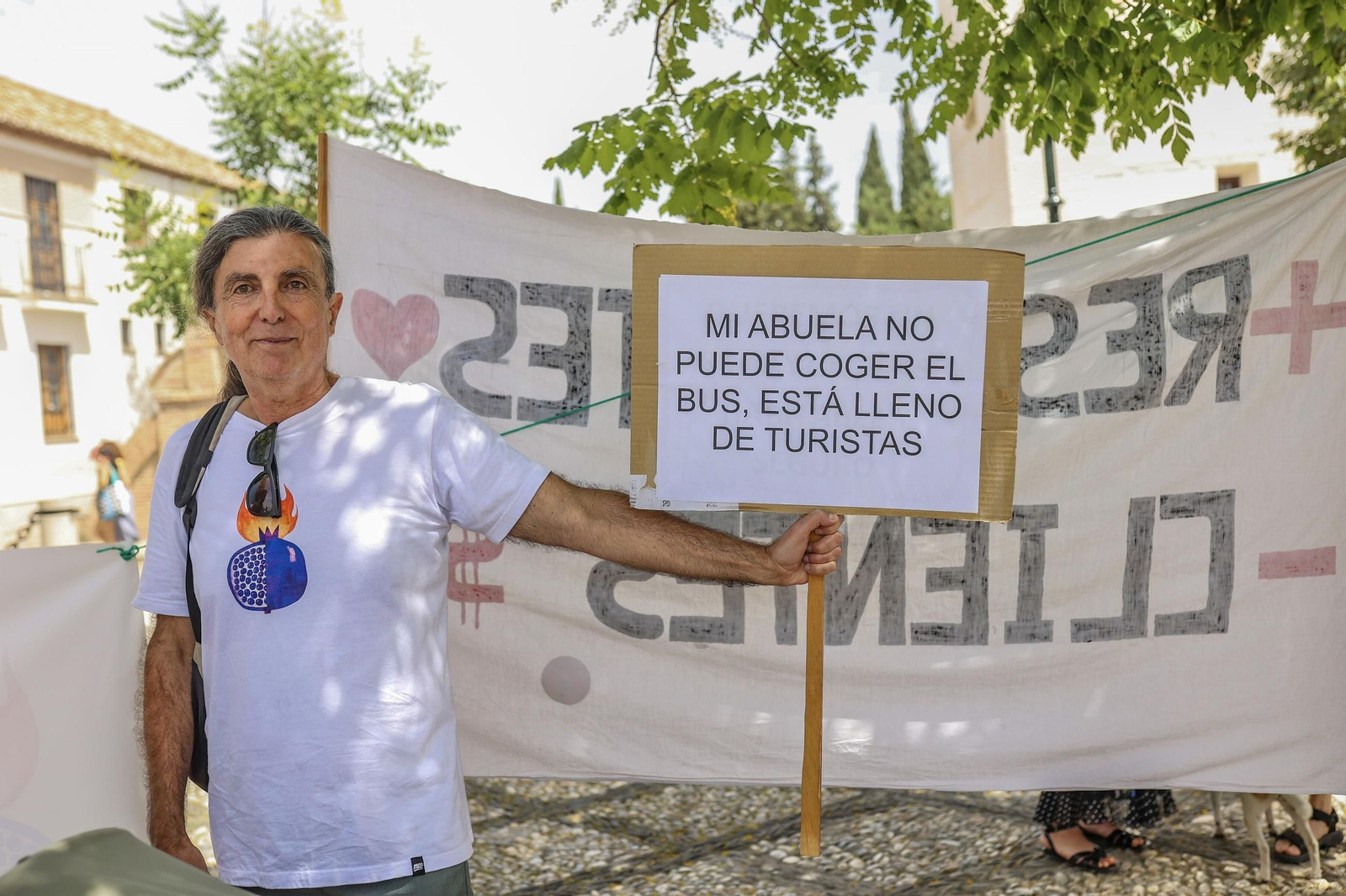 La protesta contra el turismo "que expulsa a los vecinos" del barrio granadino del Albaicín, en imágenes