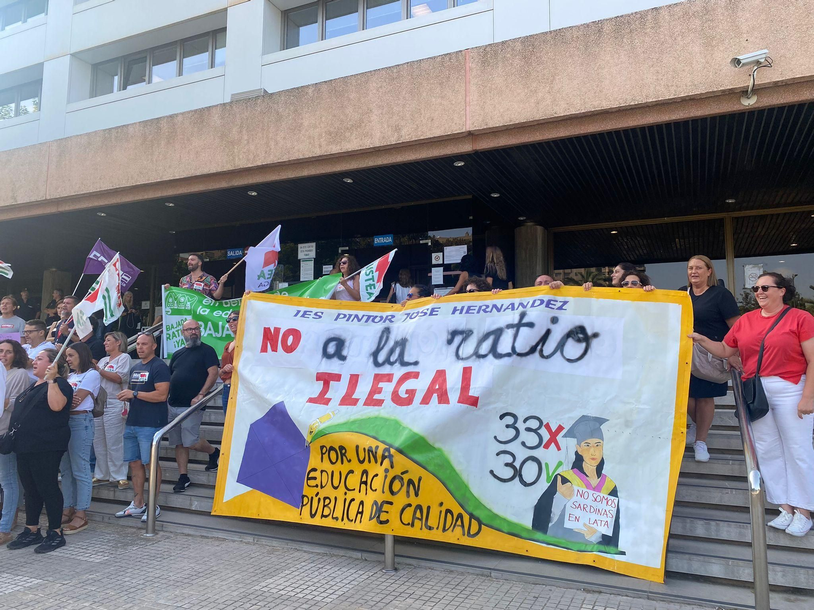 Concentración en contra de la ratio ilegal del IES Pintor José Hernández.
