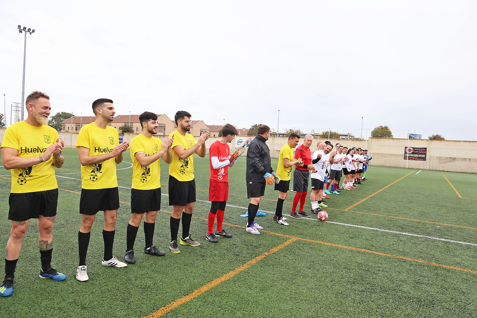 Periodistas y políticos disputan su tradicional partido navideño de fútbol