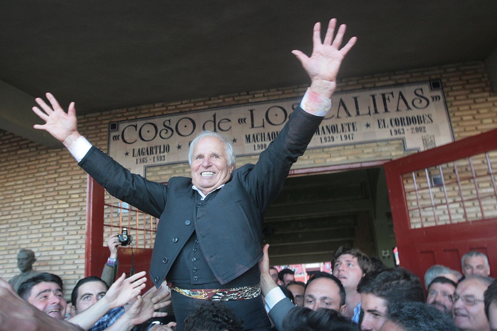 El Cordobés, en su salida a hombros en un festival taurino celebrado en Los Califas.